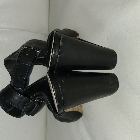 Vince Camuto black leather open toed sandals - Picture 5 of 9